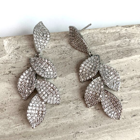 NEW~ Anthropologie SHASHI Silver Pavé Crystal Leaf Dangle Earrings - Picture 2 of 10